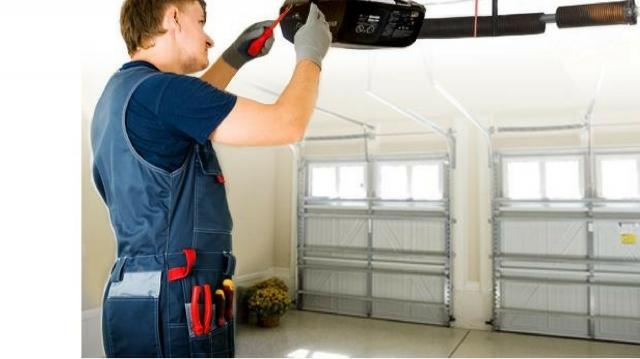 How to Choose the Right Garage Door Repair Service in San Diego